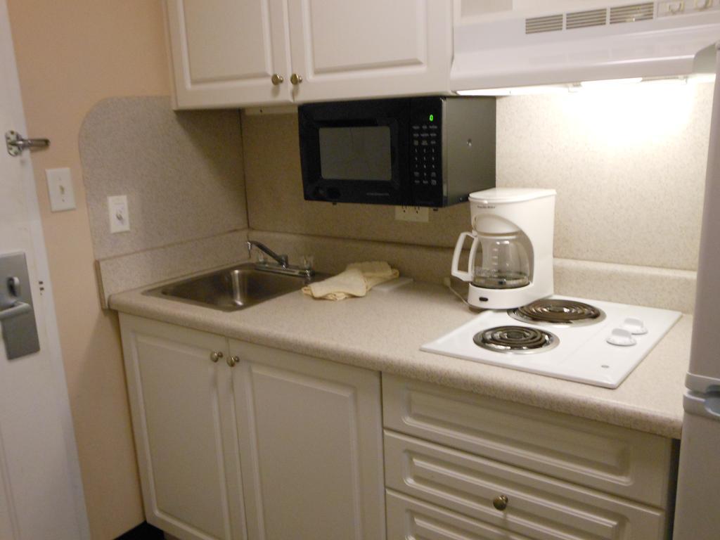 Intown Suites Extended Stay Select Hampton Va Номер фото